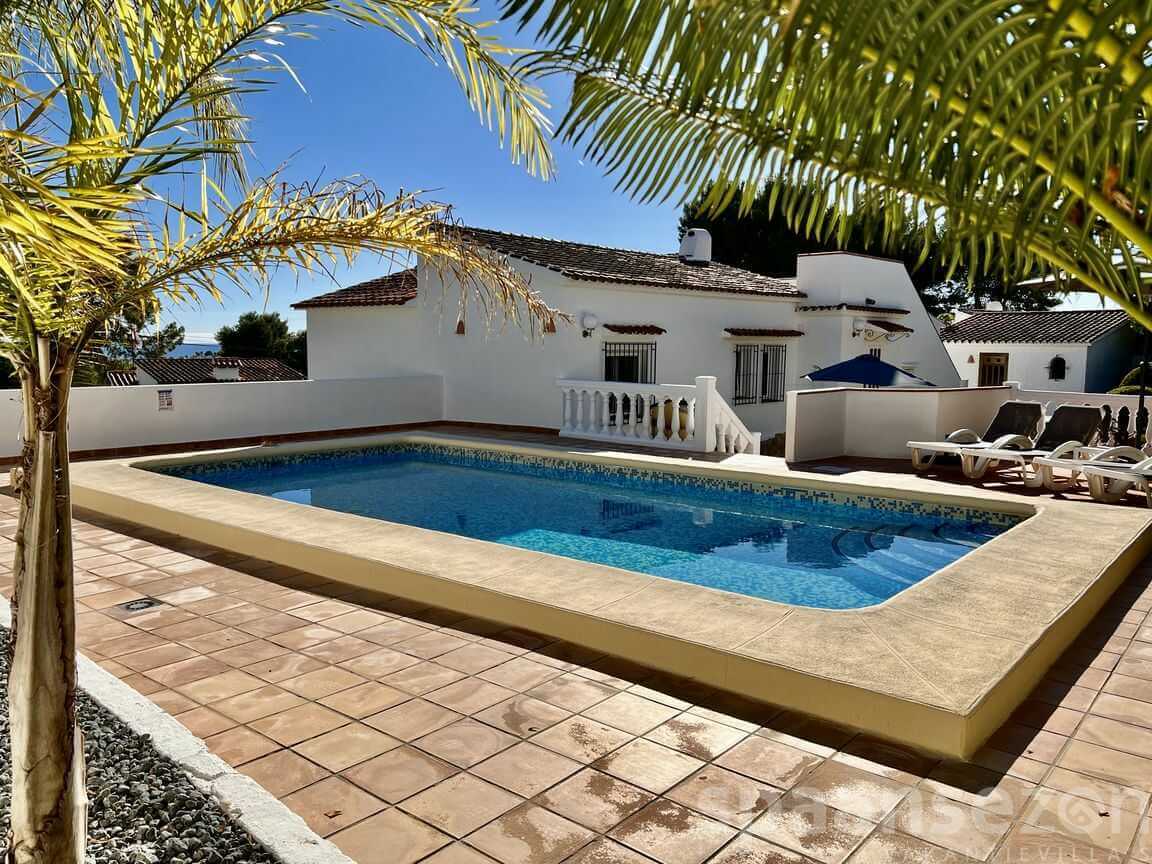 Private swimming pool at Villa Lara in Moraira