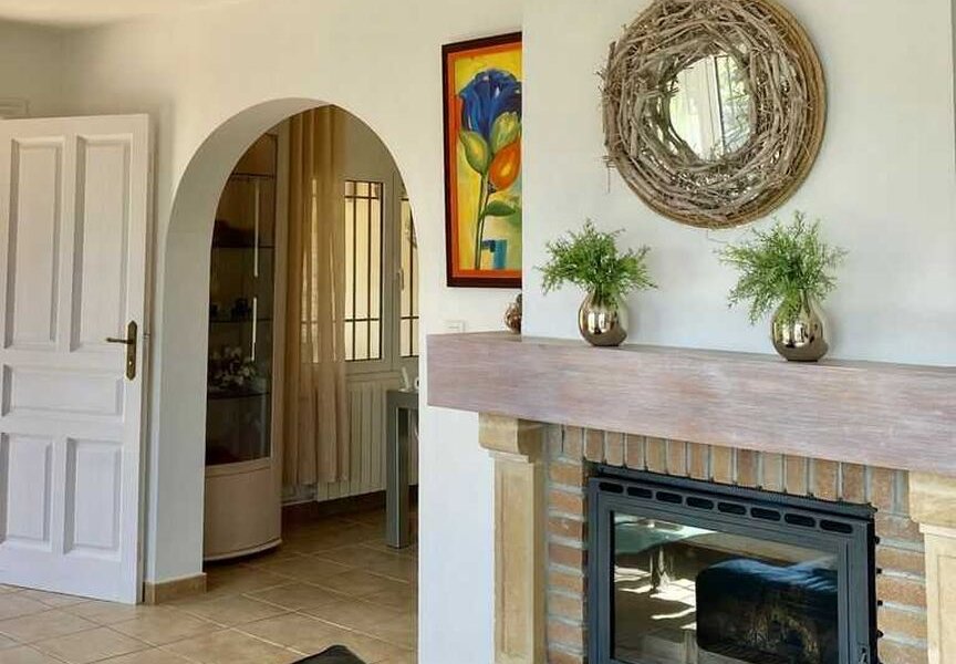 Villa Lara in Moraira is cozy and light and has sea views