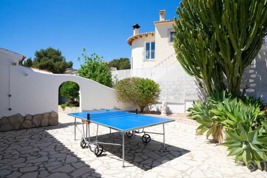 Casa Alicia in Moraira heeft een eigen pingpongtafel in de tuin