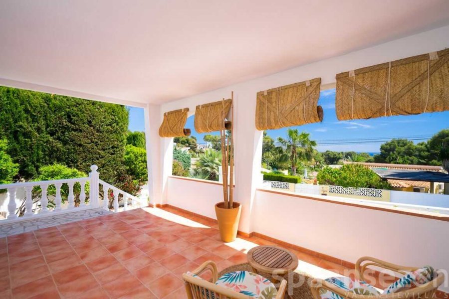 Het voorterras van Casa Alicia in Moraira heeft prachtig zeezicht.