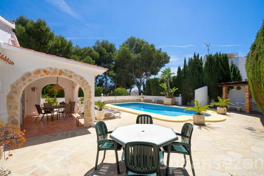 Ruim terras rondom het zwembad bij Casa Alicia in Moraira