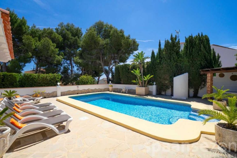 Casa Alicia in Moraira heeft een groot zwembad met rondom een terras