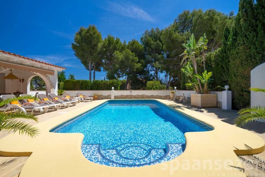 Casa Alicia in Moraira heeft een eigen zwembad met daaromheen een riant terras met diverse zitjes