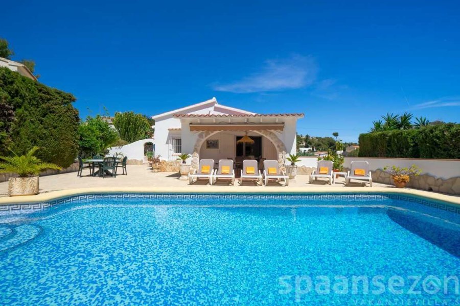 Casa Alicia heeft diverse ligbedden rondom het prive zwembad in Moraira