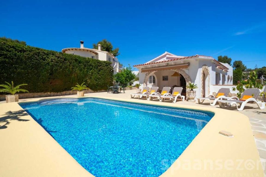 Ruime terrassen rondom het eigen zwembad bij Casa Alicia in Moraira