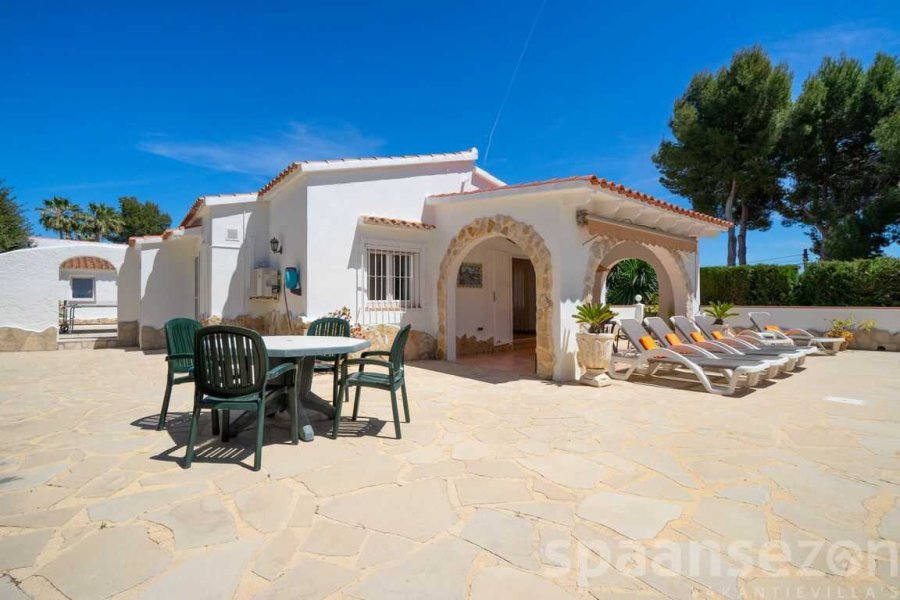 Vrijstaande Casa Alicia in Moraira met groot terras en een overdekt terras