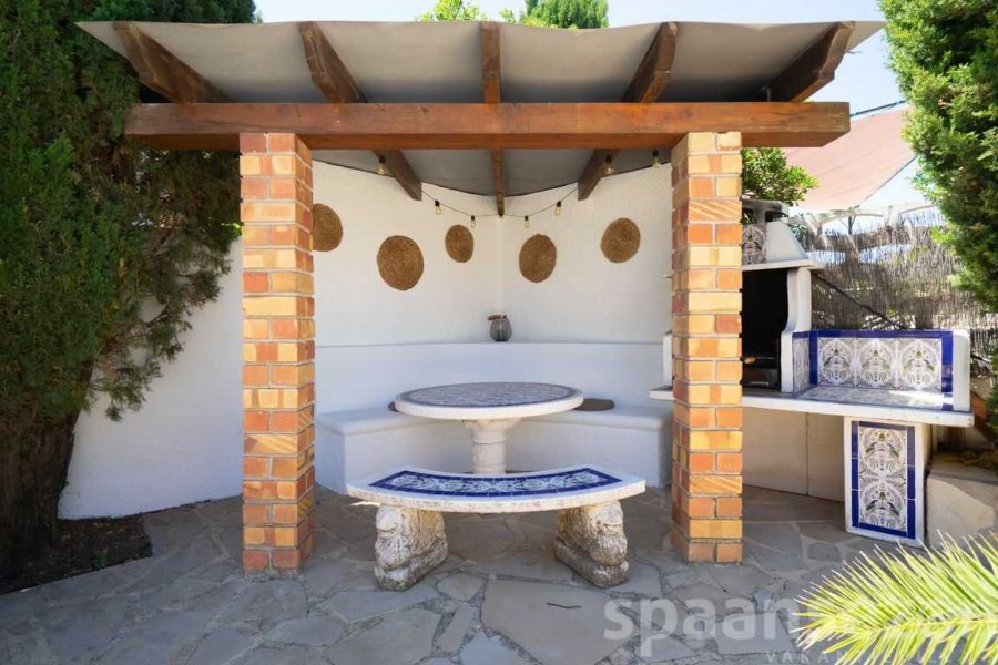 Casa Alicia met vaste barbecue in de ruime tuin nabij het zwembad in Moraira