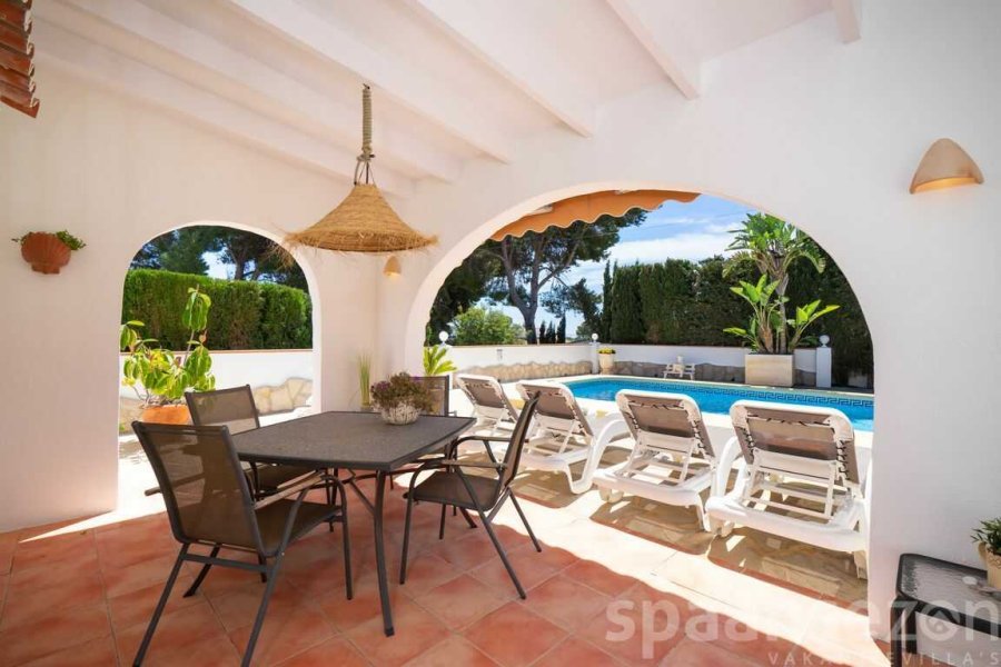 Casa Alicia heeft een overdekt terras met uitzicht op het prive zwembad in Moraira