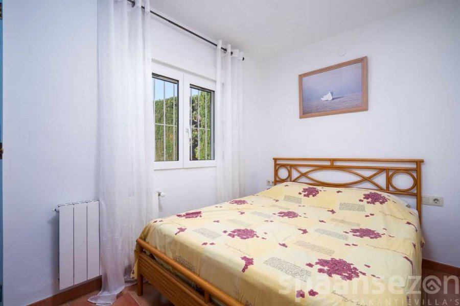 Casa Alicia heeft 3 slaapkamers waarvan de derde slaapkamer met zicht op het zwembad en een bed van 150x190cm