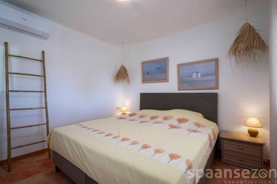 Casa Alicia heeft een ruime hoofdslaapkamer met zeezicht