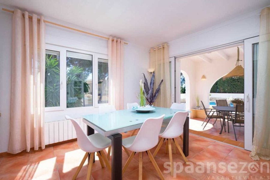 Villa Alicia in Moraira met eetkamer die direct toegang heeft tot de tuin