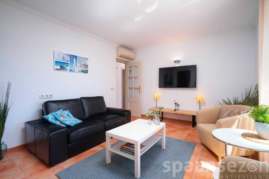 Casa Alicia in Moraira met lichte woonkamer met gezellig zitje in Moraira
