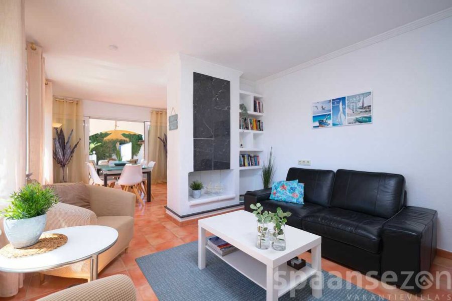 Casa Alicia in Moraira heeft een open eetkamer met uitkijk op de zee en het prive zwembad