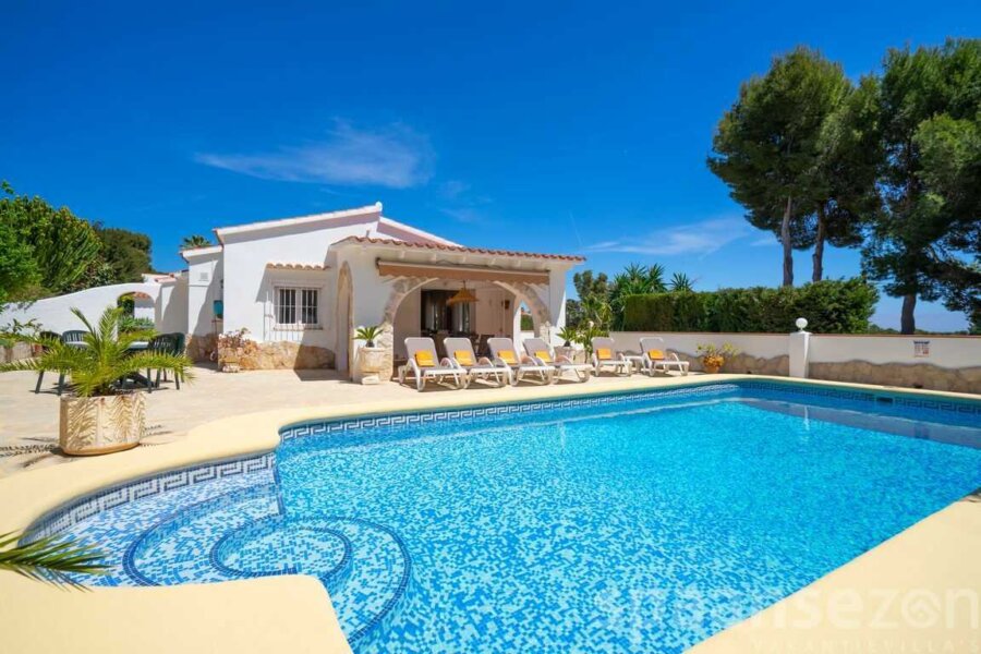 Großer Garten mit verschiedenen Sonnenliegen und privatem Pool in Casa Alicia