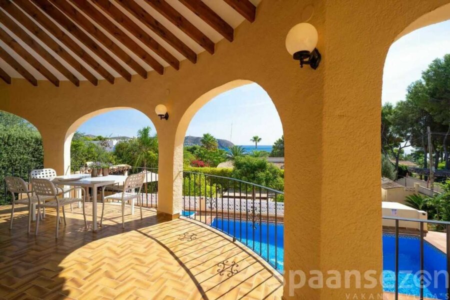 Vakantiehuis Patricia heeft een overdekt terras met panoramisch zeezicht aan de Costa Blanca