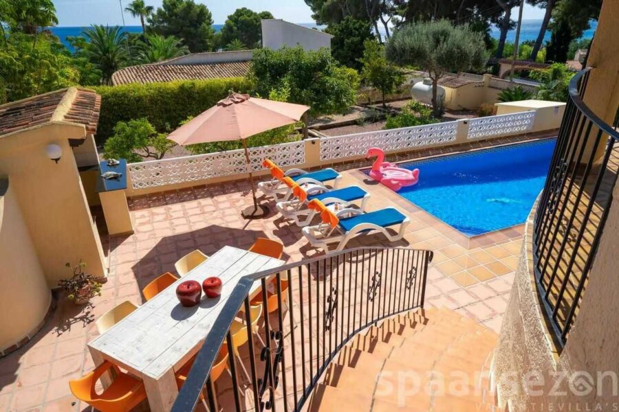 Vakantiehuis Patricia in Moraira heeft een grote tuin met eigen zwembad en zicht op zee