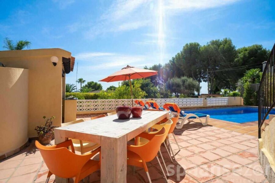Vakantiehuis Patricia heeft buiten een grote eettafel zodat je met 8 personen kan bbqen in Moraira