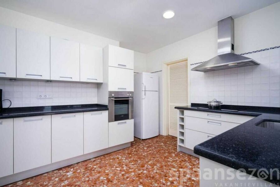 Vakantiehuis Patricia heeft een ruime moderne keuken inclusief keukenapparatuur in Moraira