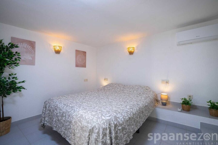 Villa Patricia in Moraira heeft op de begane grond nog een extra slaapkamer met badkamer
