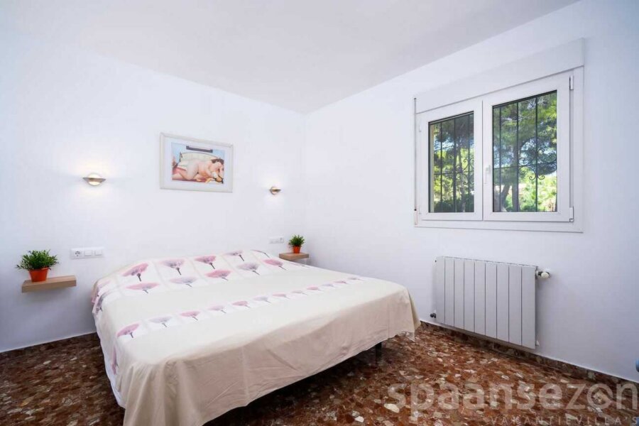 Vakantiehuis Casa Patricia heeft in de hoofdslaapkamer een bed van 180x200 centimeter staan in Moraira