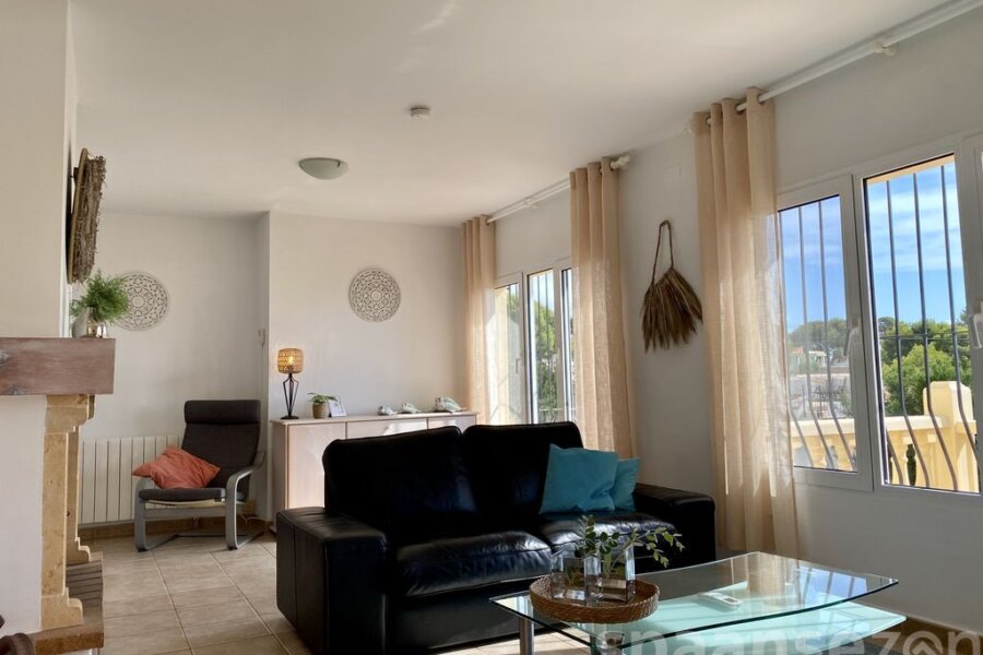 Lichte woonkamer met zeezicht in vakantiewoning Lara