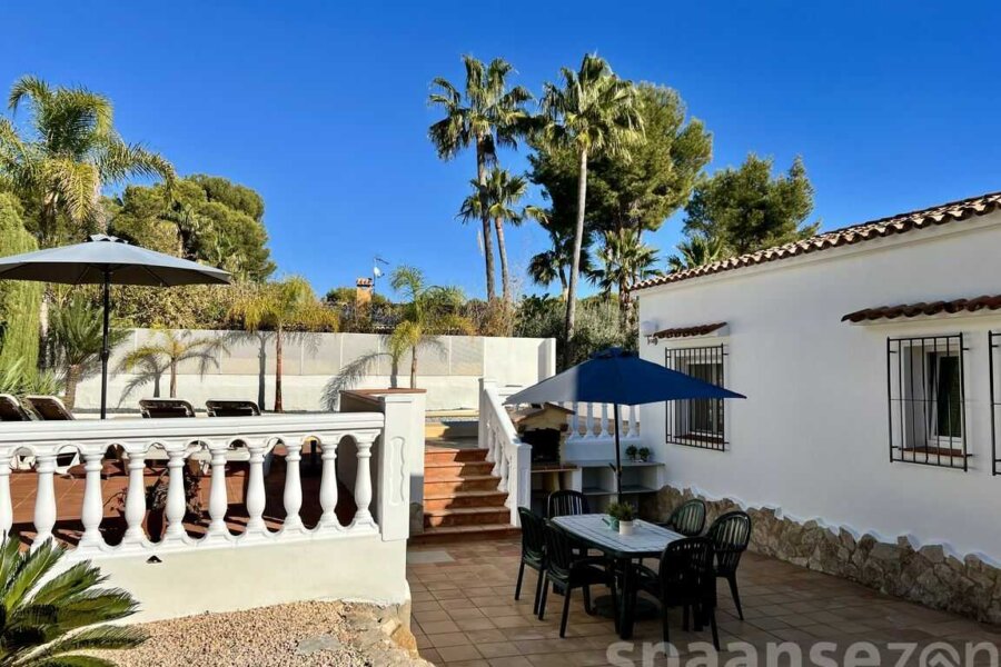 Vakantiewoning Casa Lara met barbecue en ruime terrassen rondom de villa in Moraira