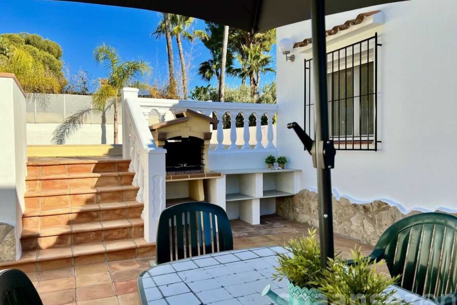Vakantiewoning Lara in Moraira heeft een grote tuin met zitjes en een bbq
