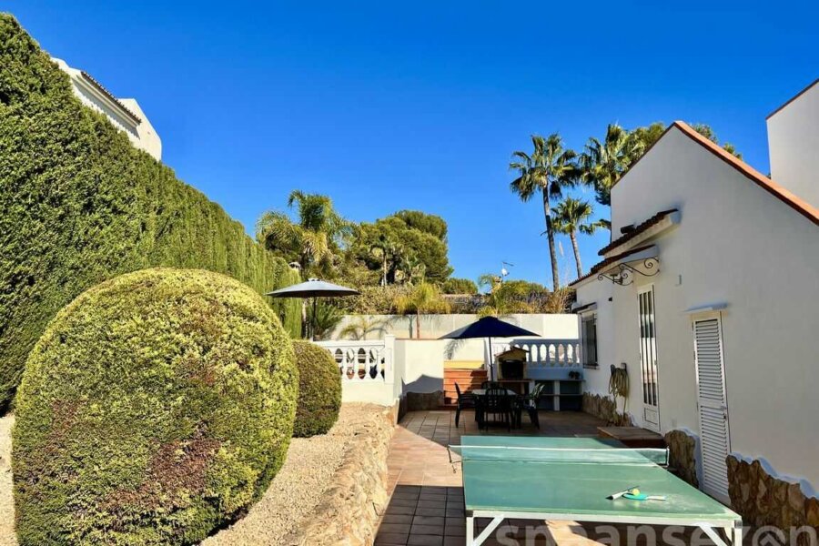 Vakantiewoning Lara in Moraira heeft in de mediterrane tuin een pingpongtafel staan