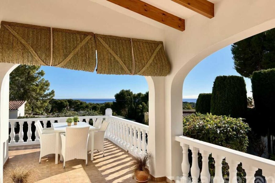 Vakantiewoning Lara in Moraira heeft aan de voorkant een zonnig terras met prachtig zeezicht