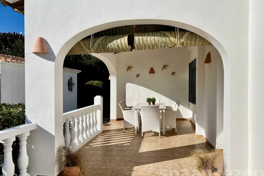 Vakantiewoning Lara in Moraira heeft een overdekt terras aan de voorkant van de villa