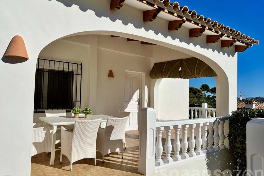 Vakantiewoning Lara in Moraira heeft een overdekt terras met uitzicht op zee