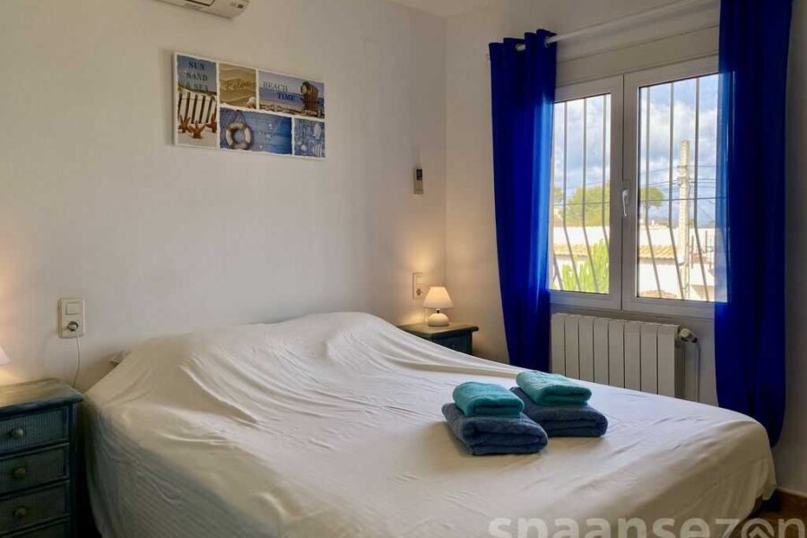 Vakantiewoning Casa Lara heeft in de hoofdslaapkamer een ruim bed van 160x200cm in Moraira