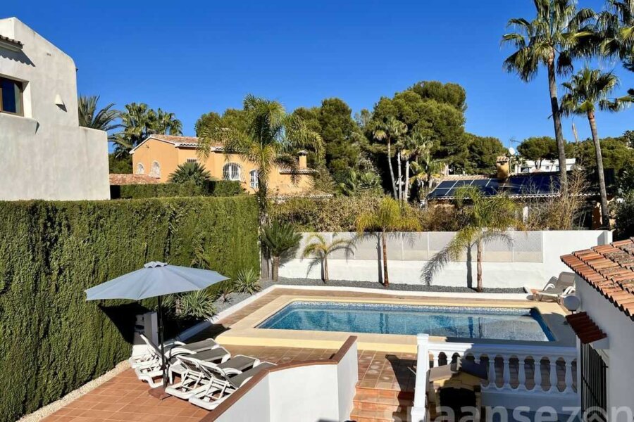 Vakantiewoning Casa Lara heeft een eigen zwembad en meerdere zonnige terrassen met ligbedden in Moraira.