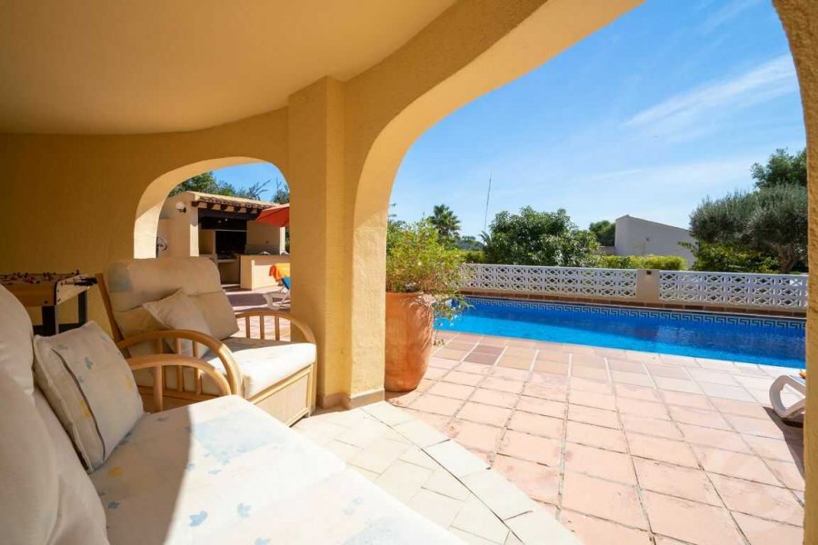 Villa de vacance avec grand jardin autour de la villa avec piscine privée et vue mer