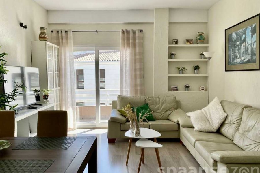 Lichte woonkamer met schuifdeur naar het balkon in Moraira