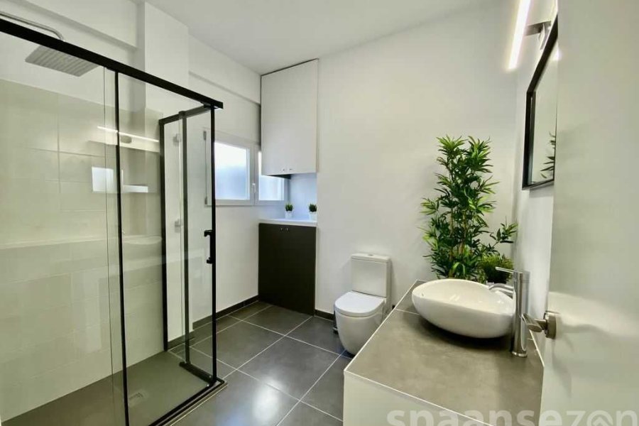 Appartement Monica heeft een moderne badkamer met inloopdouche en wasmachine.