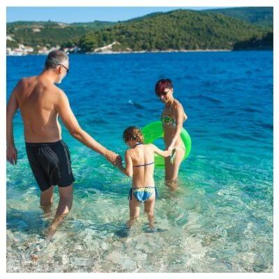 Het strak blauwe zeewater van Moraira is ideaal voor kinderen