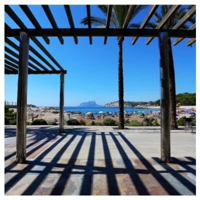 De prachtige zandstranden van Moraira zijn ideaal voor kinderen