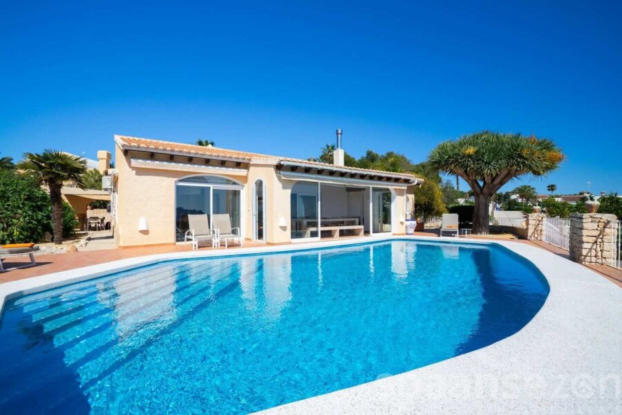 Zwembad villa Annamar in Moraira heeft een groot privé zwembad in de tuin met zeezicht