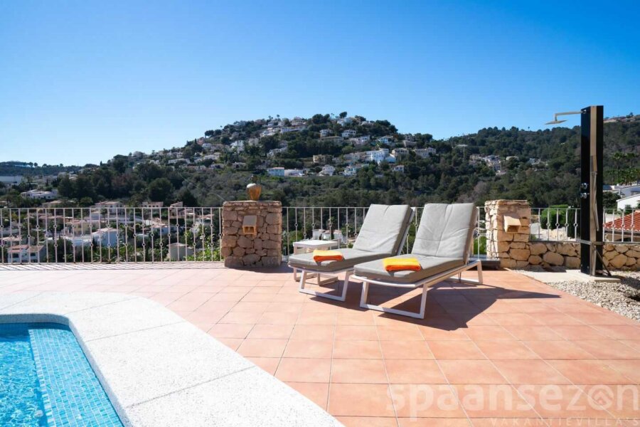 Zwembad Villa Annamar in Moraira heeft comfortabele ligbedden met dikke kussens