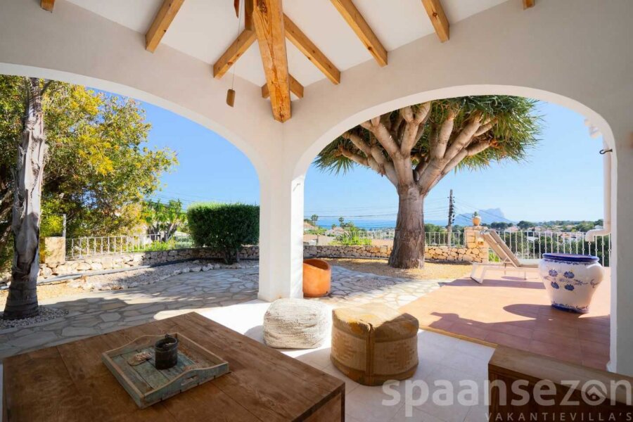Zwembad Villa Annamar heeft een lounge area met zeezicht
