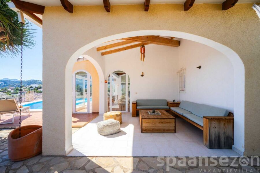 Zwembad villa Annamar heeft verschillende terrassen met zeezicht om de villa
