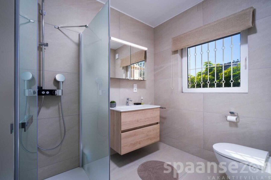 Badkamer ensuite in villa Annamar met regendouche, wastafel en toilet