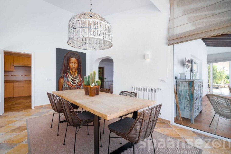 De eetkamer van Villa Annamar ligt naast de keuken