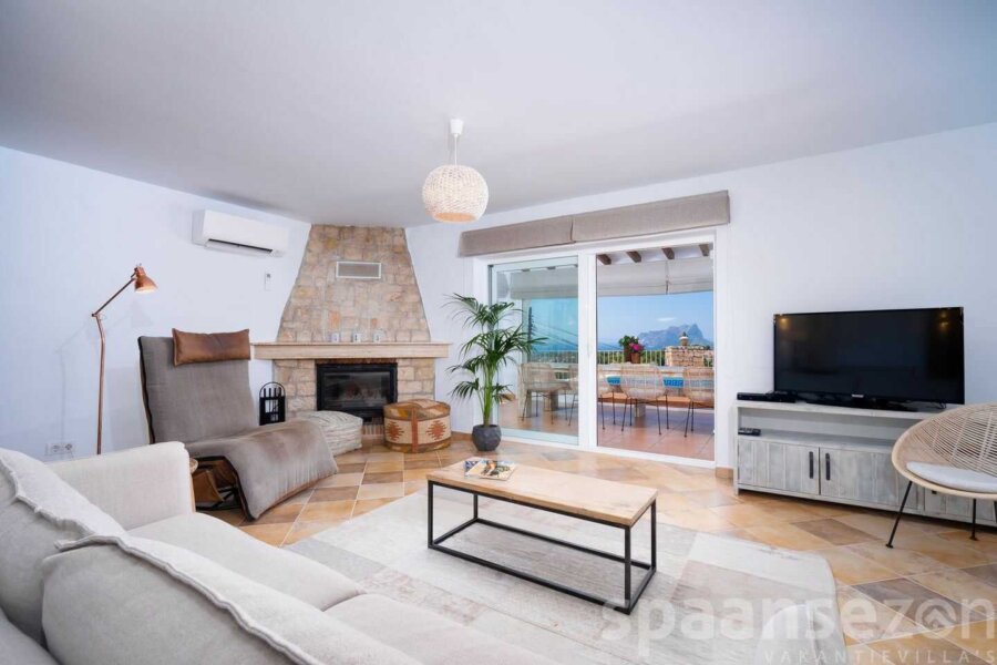 Villa Annamar heeft een gezellige woonkamer met panoramisch zeezicht