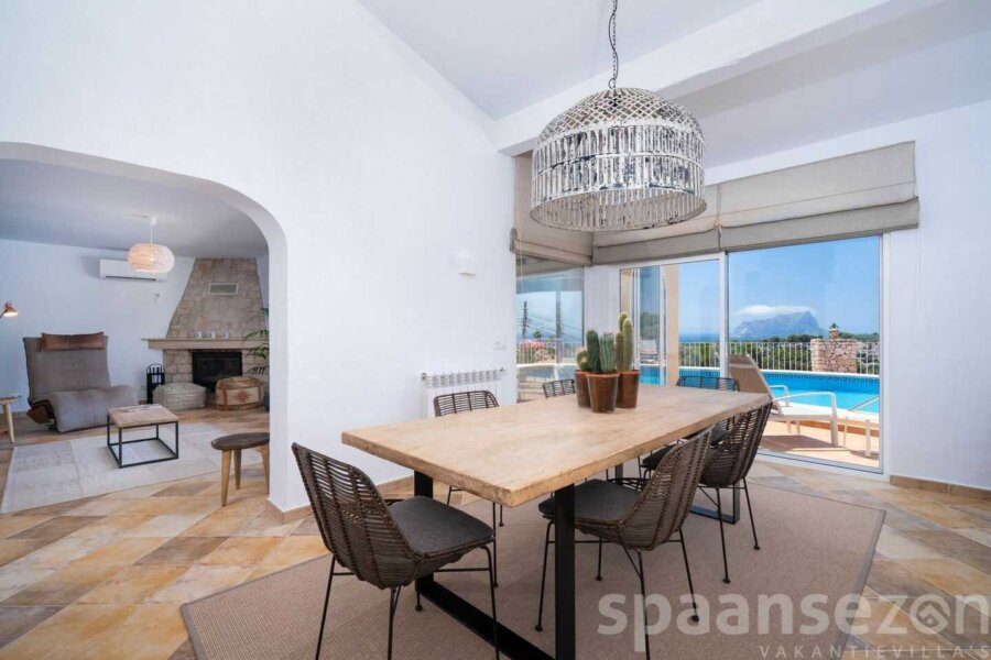 Eetkamer met zeezicht en zicht op Ifach berg in Calpe