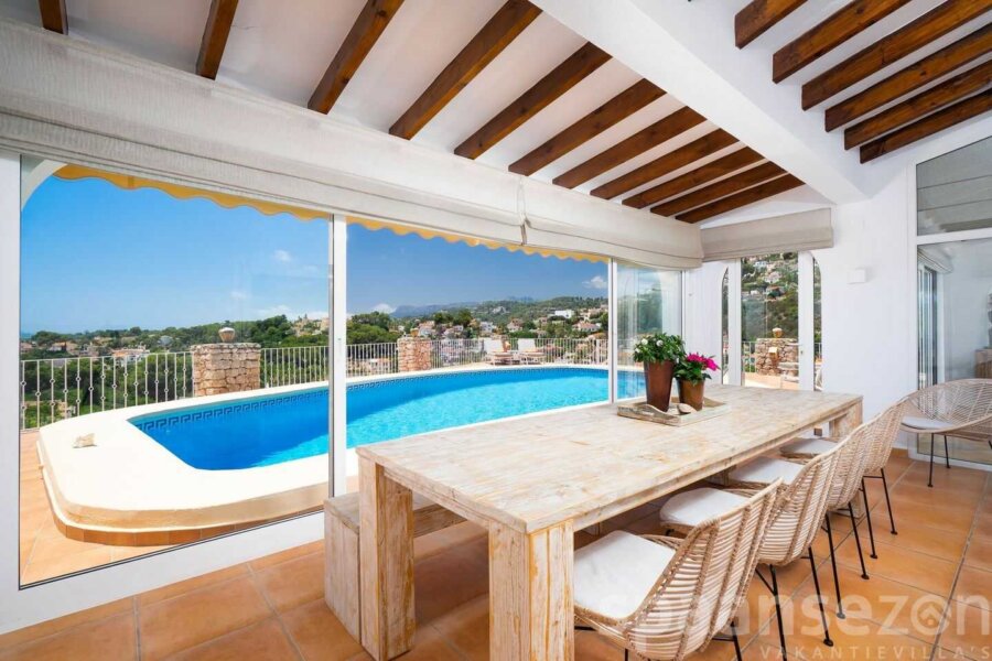 Serre aangrenzend aan woonkamer en zwembad in Moraira