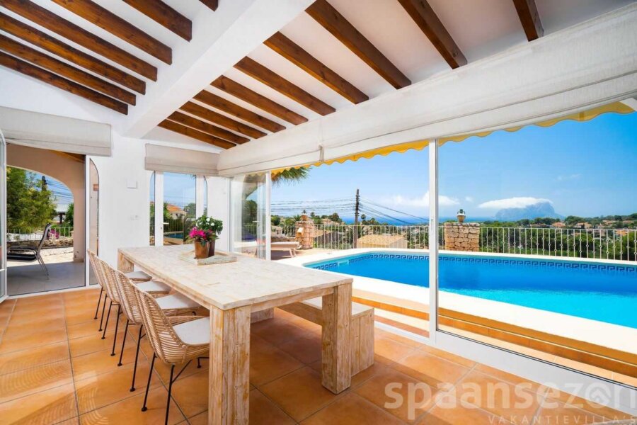Zwembad villa Annamar heeft een prachtig ingerichte serre met panoramisch zeezicht