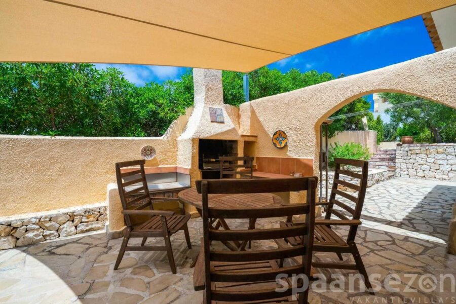 Zwembad villa Annamar in Moraira heeft een barbecue area in de zijtuin