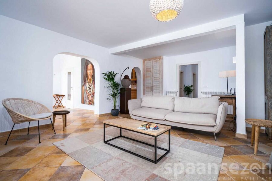 Zwembad villa Annamar heeft een ruime lichte woonkamer dit toegang heeft tot de keuken en slaapkamers